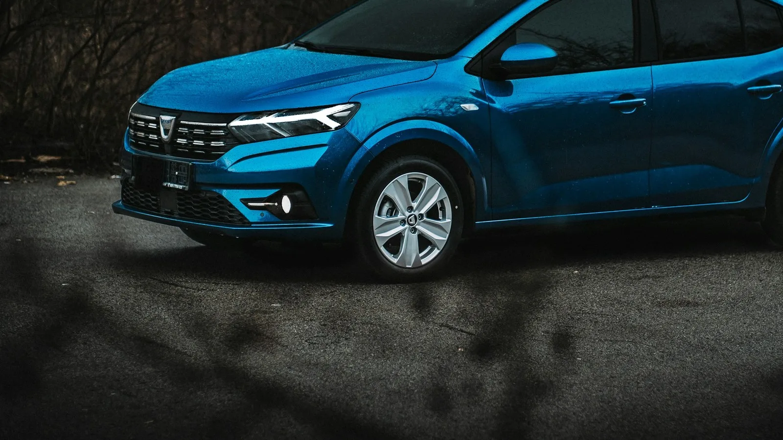 Dacia din clasa Logan cu capace argintii pe jantă de tablă
